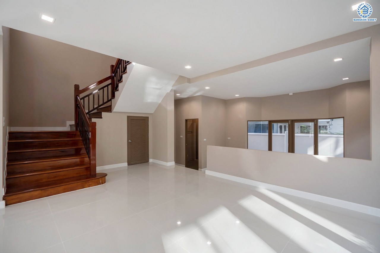 บ้านมือสองตกแต่งใหม่ ดีไซน์สวย โครงการ ซันไรซ์กรีน นวมินทร์ เนื้อที่ 75 ตร.ว. พื้นที่ใช้สอยมากถึง 338 ตร.ม. พร้อมฟังก์ชัน 4 ห้องนอน 4 ห้องน้ำ 1 ห้องแม่บ้าน จอดรถได้ 2 คัน รองรับทุกกิจกรรม บนทำเลเชื่อมต่อหลายเส้นทาง ใกล้รถไฟฟ้าสายสีชมพู "สถานีรามอินทรา" และจุดขึ้นทางด่วน "เอกมัย-รามอินทรา"